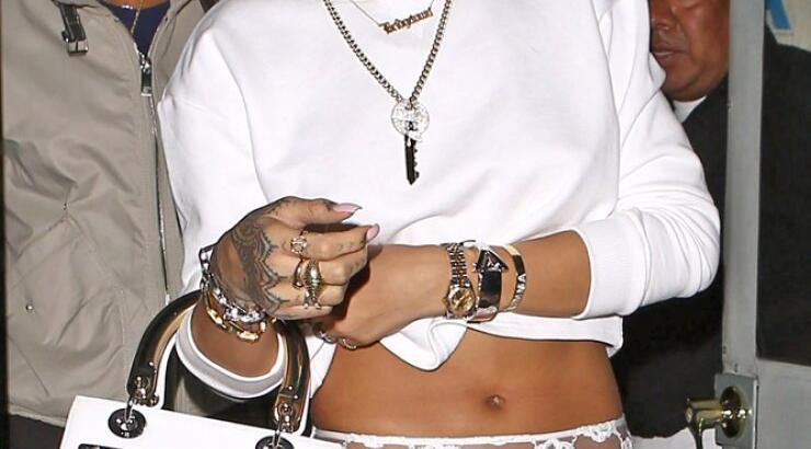 Η Rihanna φόρεσε διάφανη φούστα [εικόνες]