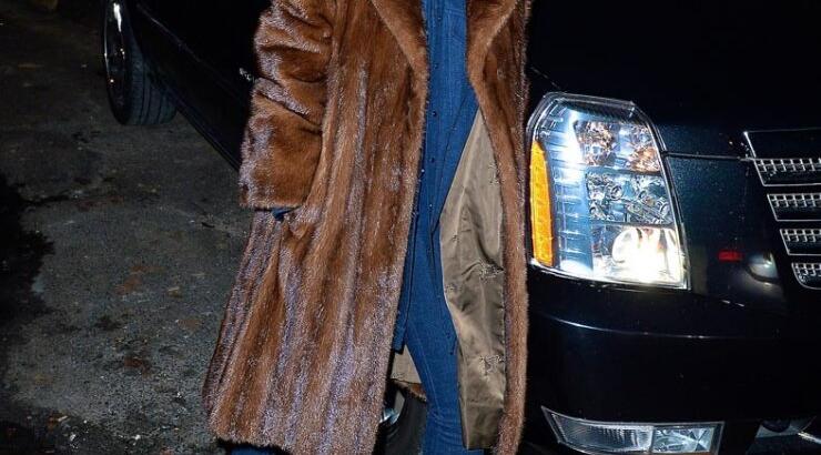 Η διάσημη και η γούνα της