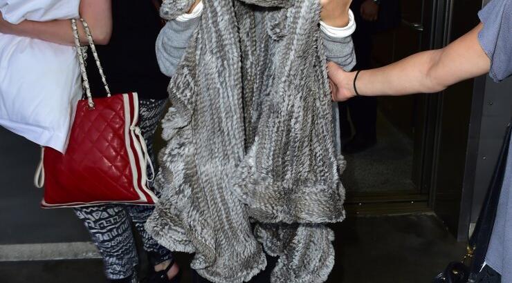 Διάσημη τραγουδίστρια κουκουλώνεται... [εικόνες]