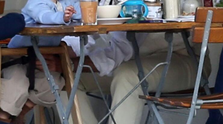 Ποιος διάσημος απολαμβάνει πρόγευμα με την οικογένειά του; 