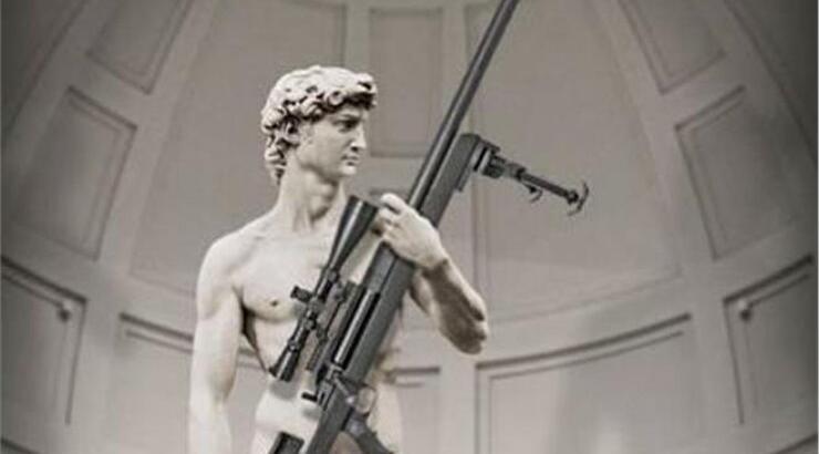 Εξοργίζει τους Ιταλούς διαφήμιση με οπλισμένο τον Δαυίδ του Μιχαήλ Αγγελου