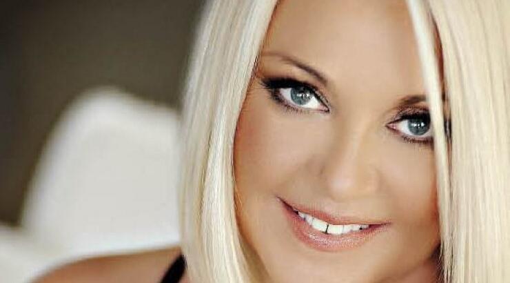 Ρούλα Κορομηλά: Η πρώτη φωτογραφία με γύψο μετά το ατύχημα της