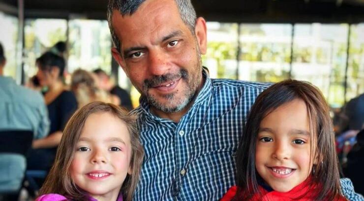 Γιώργος Ρούσσος: Βόλτα στο δάσος με τις δίδυμες κόρες του [εικόνα]