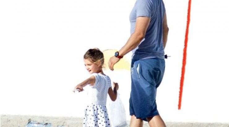 O Σάκης Ρουβάς με την κόρη του Αναστασία στην παραλία