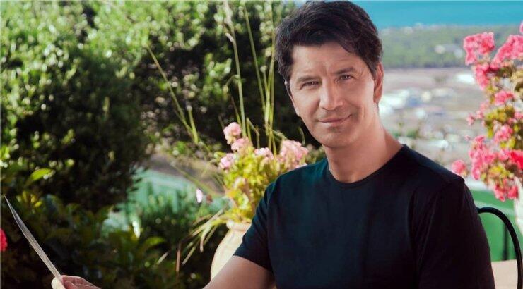 Σάκης Ρουβάς: Tο πρόβλημα υγείας που τον ταλαιπώρησε, οι απειλές που δέχθηκε και η παρέμβαση της μητέρας του [βίντεο]