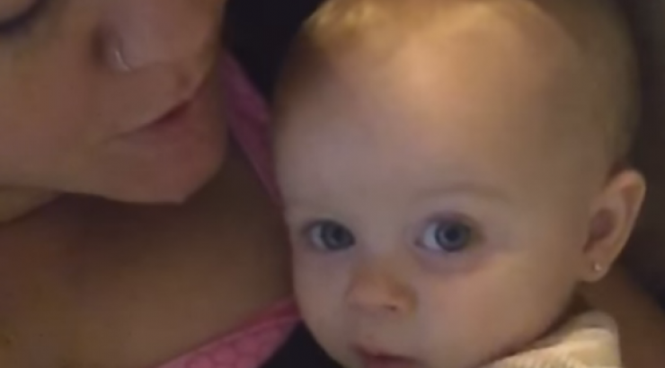 Το μωράκι που μιμείται τη μαμά του και λέει “σ’ αγαπώ”