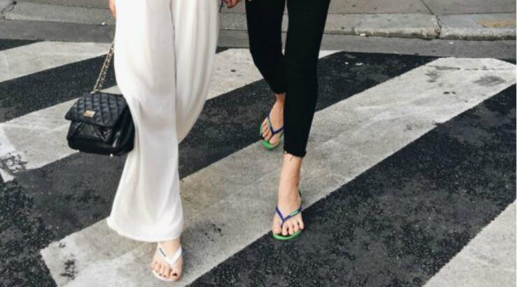 Βρήκαμε το πιο fashionable ζευγάρι σαγιονάρες του καλοκαιριού