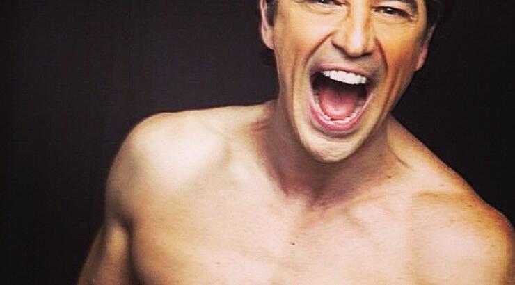 Σάκης Ρουβάς: Δείτε τις πρώτες φωτογραφίες με μακριά μαλλιά