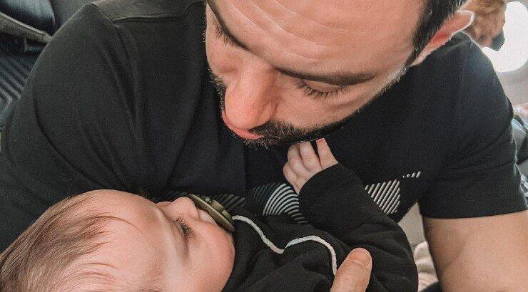 Χριστίνα Μπόμπα: Τσάκωσε τον Σάκη Τανιμανίδη να κοιμάται με τη μικρή Αριάνα στην αγκαλιά του [βίντεο]