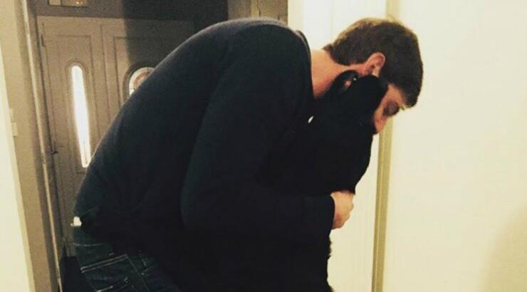 Σπαράζει καρδιές η εικόνα του σκύλου του Σάλα που τον περιμένει ακόμα