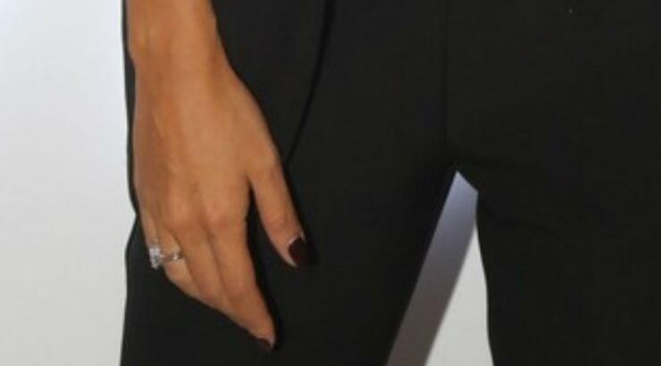 Ηθοποιός στην κυπριακή τηλεόραση εμφανίστηκε με μονόπετρο και φούντωσε τις φήμες για κρυφό αρραβώνα!