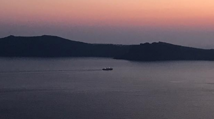 Ερωτευμένο ζευγάρι της κυπριακής showbiz απολαμβάνει όμορφες διακοπές στη Σαντορίνη!