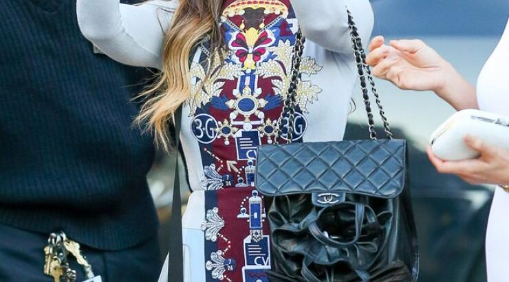 H Sarah Jessica Parker περπατάει στο κόκκινο χαλί με το κινητό στο χέρι [εικόνες]