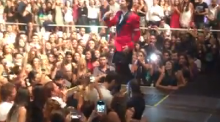 Σάκης Ρουβάς: Η έναρξη της συναυλίας του στο Breeze [βίντεο]