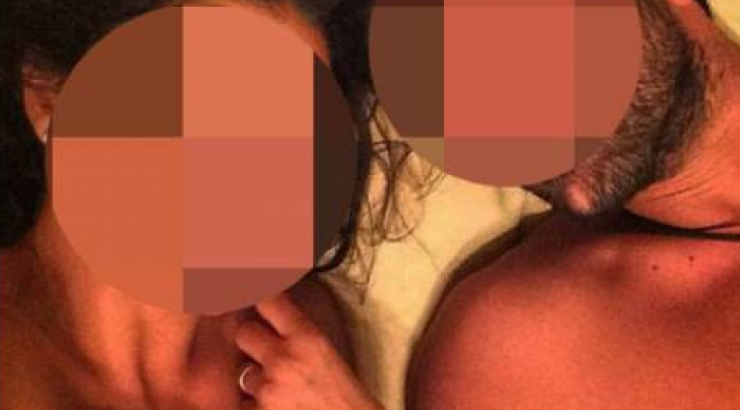 Γνωστό ζευγάρι έβγαλε selfie φωτογραφία στο κρεβάτι του