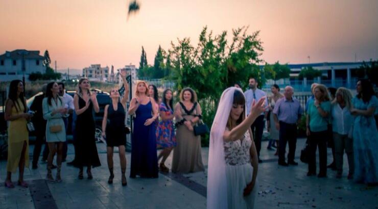 Κύπριος τραγουδιστής ανέβηκε τα σκαλιά της εκκλησίας πλάι στις γυναίκες της ζωής του [εικόνες]