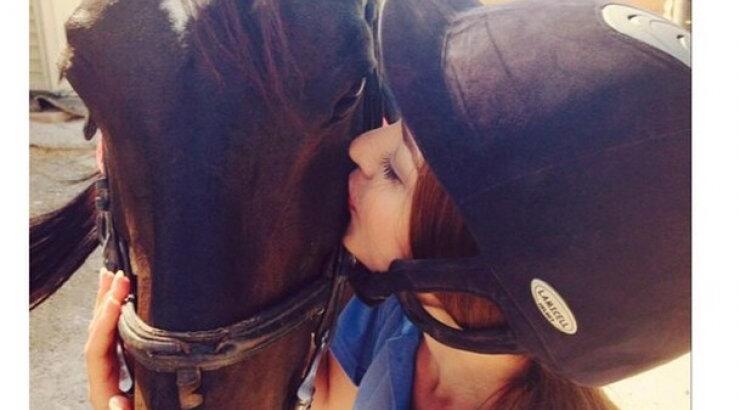 Ποια Κύπρια δίνει ένα γλυκό φιλί σε άλογο; 