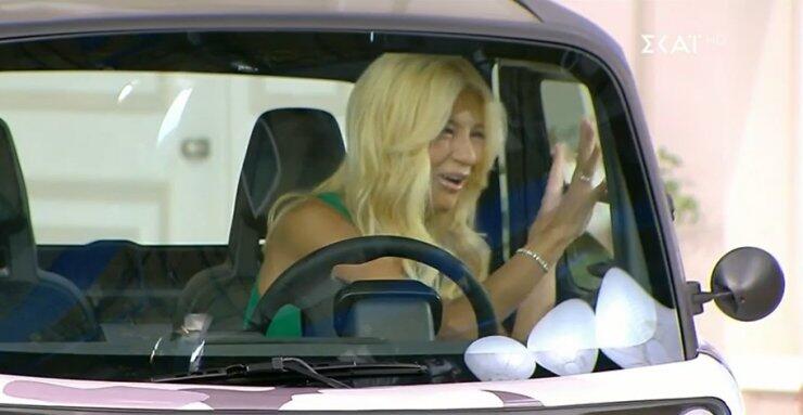 Τρελό γέλιο: Η Φαίη Σκορδά κλειδώθηκε μέσα στο αυτοκίνητο που δίνει δώρο και φώναζε πανικόβλητη "Έχω κλειστοφοβία"