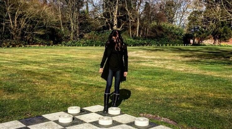 Ελληνίδα τραγουδίστρια ανεβαίνει τα σκαλιά της εκκλησίας με επώνυμο Έλληνα