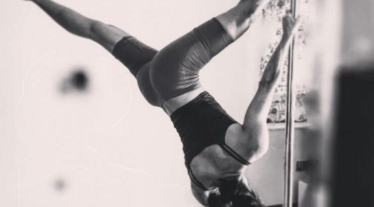 Pole dancing για την εκρηκτική και πανέμορφη σύζυγό επώνυμου Κύπριου