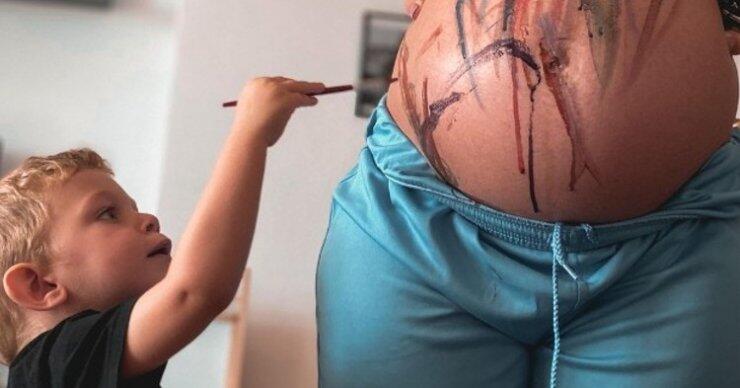 Υπέροχη στιγμή: Ο δυόμιση ετών γιος ζευγαριού της κυπριακής showbiz ταΐζει τον 4 ημερών αδερφό του [εικόνα]