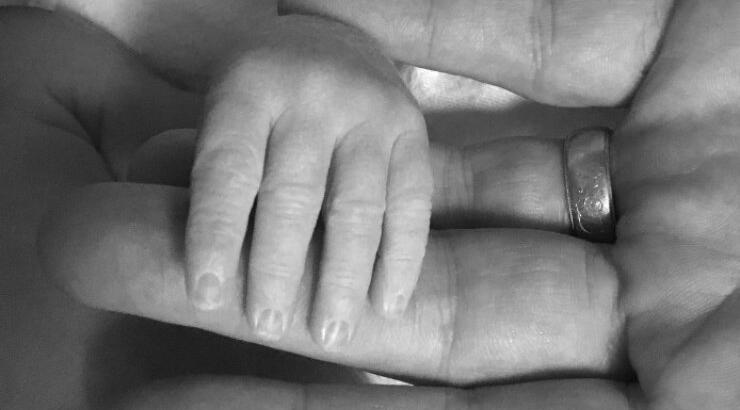 Γνωστή ηθοποιός έγινε μανούλα και πόσταρε την πρώτη φωτογραφία του γιου της!