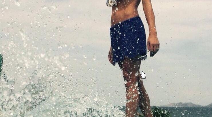 Οι διακοπές επώνυμης Κύπριας στη λίμνη Βουλιαγμένης