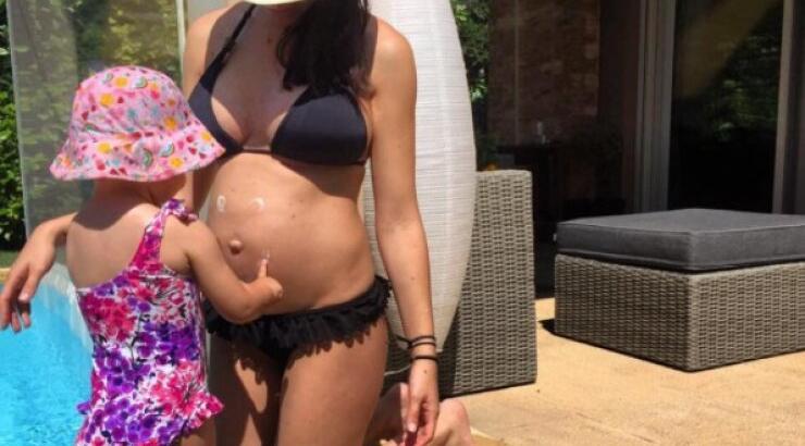 Baby boom για καλλονή! Περιμένει το δεύτερο της παιδί και μας δείχνει την φουσκωμένη της κοιλίτσα