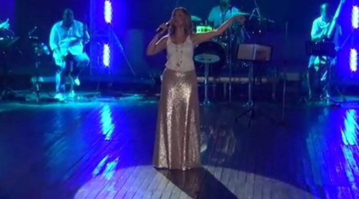 Η εκπληκτική έναρξη της συναυλίας του Ράδιο Πρώτο "Φεγγάρι μου" με τη μοναδική Νατάσα Θεοδωρίδου