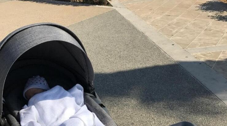 Η φωτογραφία από την πρώτη βόλτα του νεογέννητου γιου επώνυμου ζευγαριού της Κύπρου