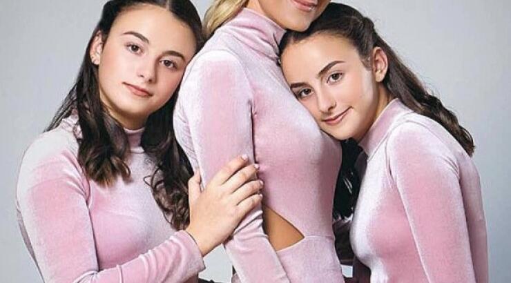 Πανέμορφες! Δείτε τις κόρες της Έφης Παπαιωάννου στην αποφοίτηση τους με δημιουργίες της μαμάς τους!