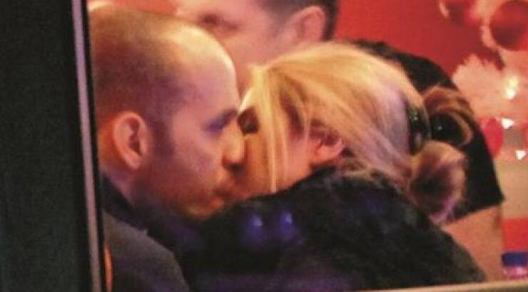 Έλενα Παπαβασιλείου: Τα καυτά φιλιά με το νέο της σύντροφο