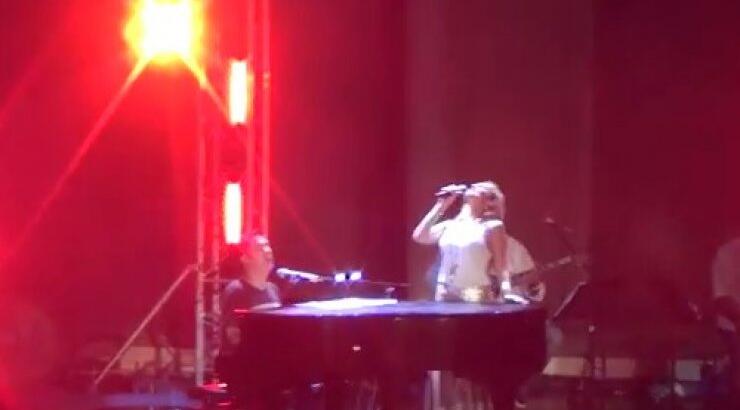 Γιώργος Θεοφάνους και Νατάσα Θεοδωρίδου: Μαζί στη σκηνή της συναυλίας "Φεγγάρι μου" του Ράδιο Πρώτο [βίντεο]