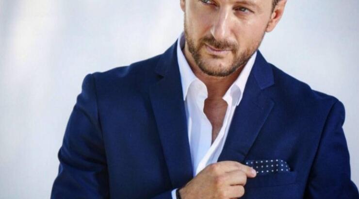 Κώστας Καραφώτης: Δείτε το σαλόνι του σπιτιού του