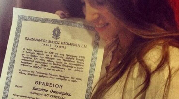 Αθηνά Οικονομάκου: Συγκινημένη  για τον ήρωα πατέρα της που έσωσε 100 ζωές