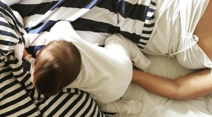 Η Ελληνίδα παρουσιάστρια ξύπνησε με το μωράκι της στο κρεβάτι της