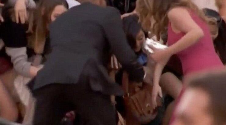 Ατύχημα και παραλίγο τραγωδία στα SAG Awards: Έσπασε το κιγκλίδωμα μπροστά από την Julia Roberts!