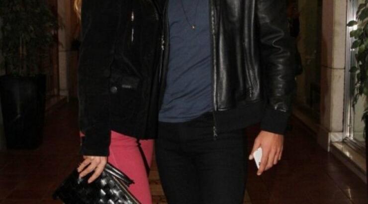 Στα πράσα Ντορέττα-Μαρτάκης φιλιούνται on air χωρίς να ξέρουν οτι τους δείχνει η κάμερα!