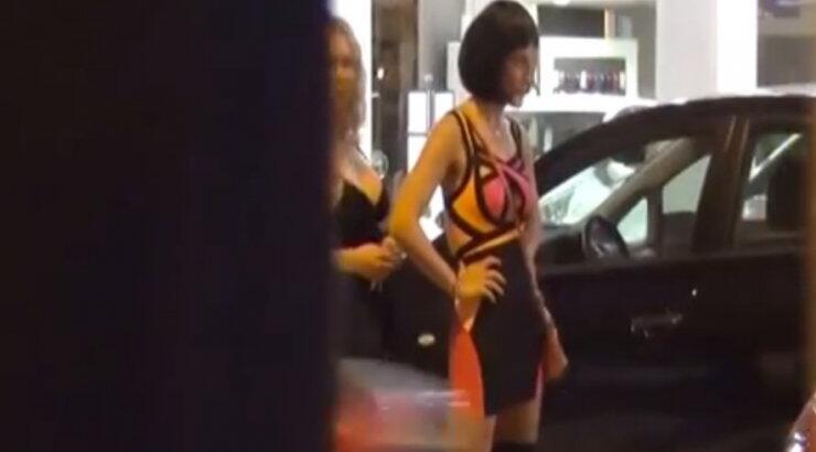 Δείτε την Ελεονώρα Μελέτη να κάνει... πεζοδρόμιο