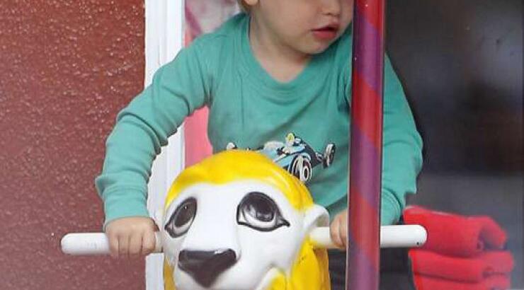 Ποιου διάσημου ζευγαριού γιος είναι ο κούκλος της φωτογραφίας;