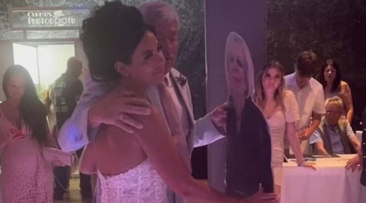 Έκλαιγαν όλοι από συγκίνηση: Νύφη χόρεψε με χάρτινο ομοίωμα της νεκρής μαμάς της [βίντεο]