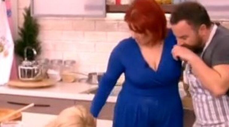 Η Ελένη Μενεγάκη έπεσε στα πατώματα [video]