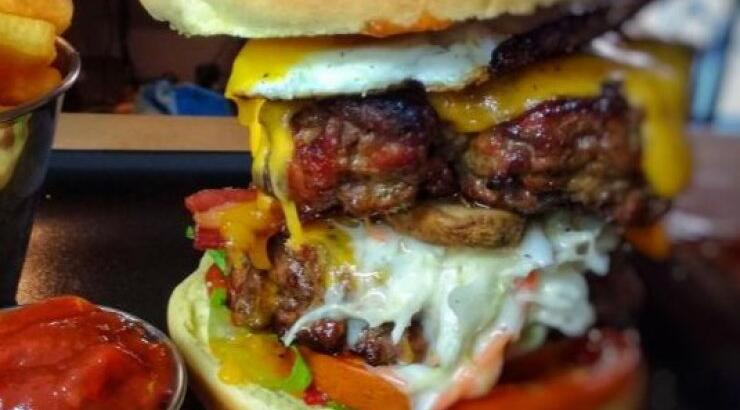 Νέα άφιξη με λαχταριστά μπέργκερ κόλαση και πρωτότυπες jacket potatoes
