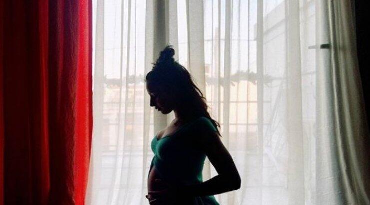 Συγκινεί με τον μήνυμα για την μητρότητα η σύντροφός Έλληνα ηθοποιού