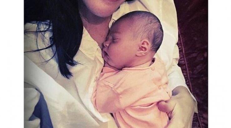 Η πρώτη φωτογραφία επώνυμης μανούλας με την κόρη της μετά τη γέννησή της!