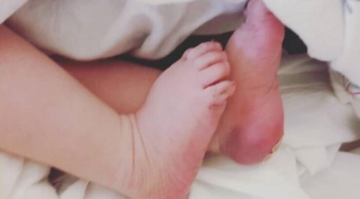 Επώνυμη Ελληνίδα υποδέχθηκε το νέο μέλος στην οικογένεια της