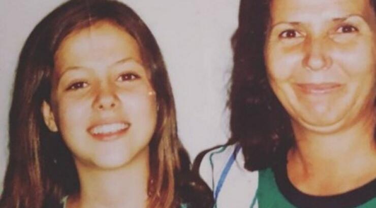 Την αναγνωρίζετε; Ποια πασίγνωστη Eλληνίδα τραγουδίστρια είναι το κοριτσάκι της φωτογραφίας;