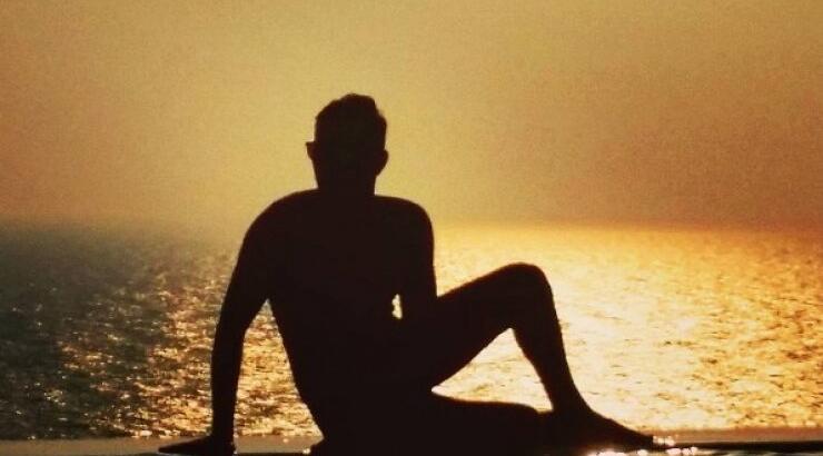 Επώνυμος Κύπριος απολαμβάνει τις διακοπές του σε πανέμορφο ελληνικό νησί