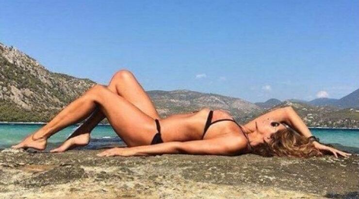 Υπέροχη και καλλίγραμμη στα 49 της η επώνυμη Ελληνίδα 