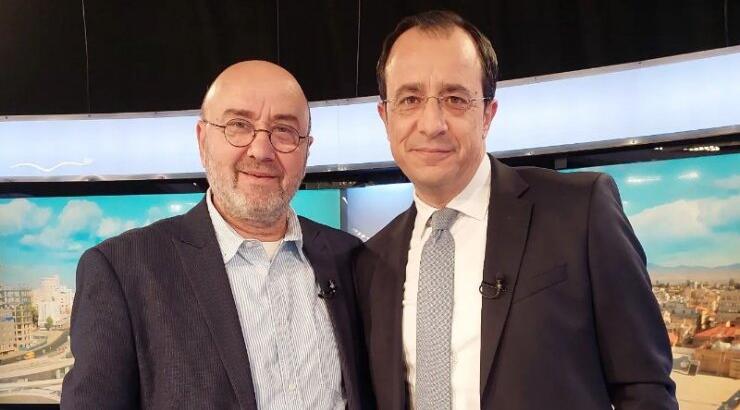 Το όμορφο στιγμιότυπο με μαθητές δημοτικού να παρακολουθούν την πρώτη συνέντευξη του ΠτΔ [εικόνα]